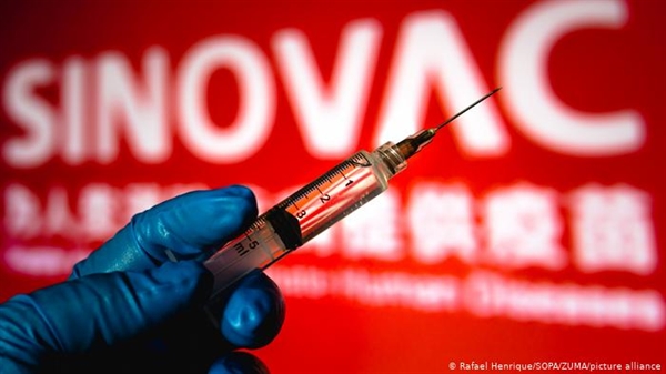 Các thử nghiệm lâm sàng đối với CoronaVac, một loại vaccine COVID-19 do công ty dược phẩm Trung Quốc Sinovac Biotech phát triển, đã bị cơ quan quản lý y tế Brazil Anvisa hủy bỏ vào cuối ngày 18.1. Ảnh: Deutsche Welle.