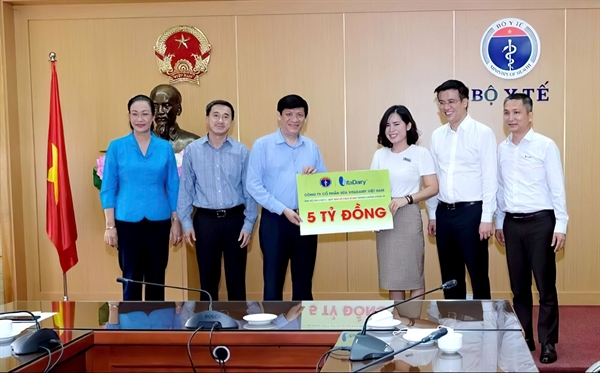 GS.TS Nguyễn Thanh Long - Bộ trưởng Bộ Y tế tiếp nhận ủng hộ lần 2 (ngày 7/8) do Bà Nguyễn Thị Hà - Tổng Giám đốc Công ty VitaDairy trao tặng trong chiến dịch Bảo Vệ Bác Sĩ 24h.