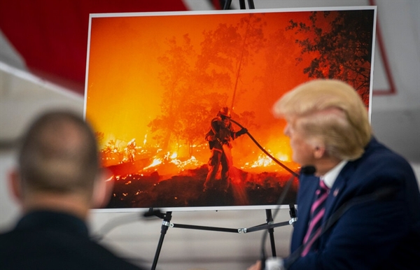 Tổng thống Trump tại một cuộc họp báo về cháy rừng ở California vào năm 2020. Ảnh: The New York Times.