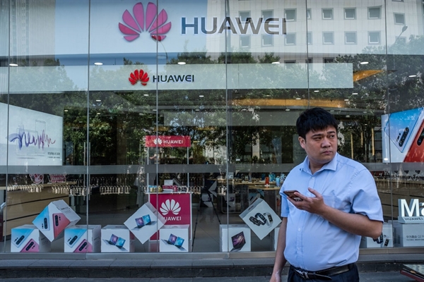 Một cửa hàng Huawei ở Bắc Kinh. Giám đốc điều hành của tập đoàn viễn thông khổng lồ Trung Quốc cho biết công ty đã dự trữ chip máy tính cho những trường hợp khẩn cấp như lệnh hạn chế thương mại mà Mỹ công bố. Ảnh: The New York Times.
