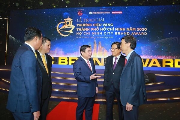 Chủ tịch UBND TP. HCM Nguyễn Thành Phong (giữa) trao đổi cùng các thành viên Hội đồng Bình chọn của giải thưởng Thương hiệu Vàng 2020. Ảnh: Thành Hoa.