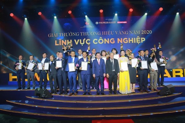 Các doanh nghiệp thuộc nhóm ngành công nghiệp được trao giải thưởng Thương hiệu Vàng 2020. Ảnh: Thành Hoa.