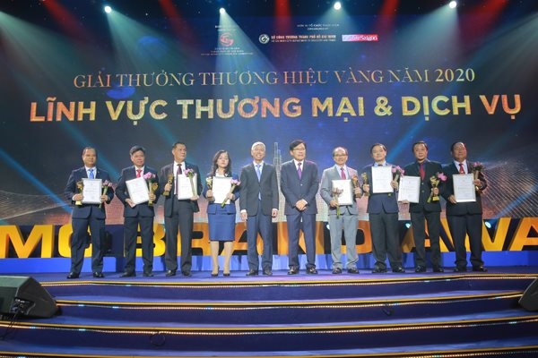 Các doanh nghiệp thuộc nhóm ngành thương mại và dịch vụ được trao giải thưởng Thương hiệu Vàng 2020. Ảnh: Thành Hoa.