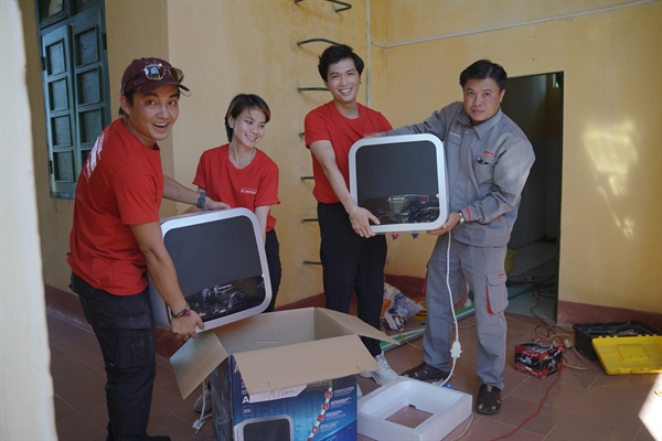 Các thành viên của Biệt đội Ariston mang máy nước nóng tới một điểm trường ở huyện Ea Súp, Dak Lak.