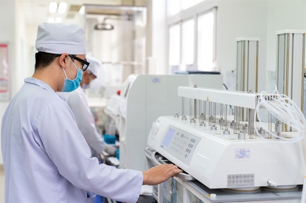 Quy trình sản xuất chuẩn Japan-GMP phải đảm bảo tính chính xác rất cao. Ảnh: TL.