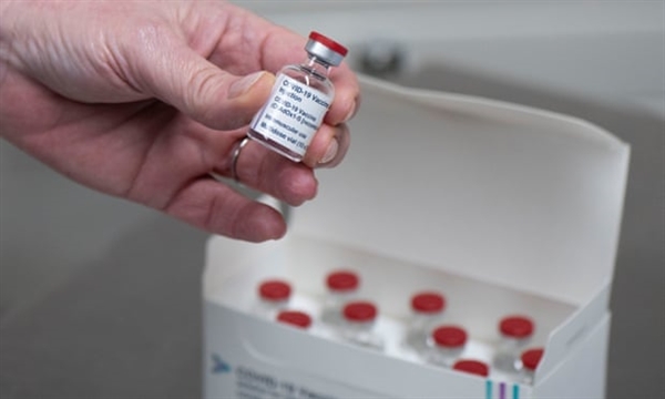 Lọ vaccine Oxford / AstraZeneca, một trong những loại vaccine được sử dụng trong lịch trình tiêm chủng thử nghiệm thử nghiệm mới của Vương quốc Anh sử dụng 2 loại vaccine COVID-19 khác nhau liên tiếp. Ảnh: The Guardian.