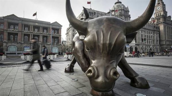 Chỉ số CSI 300 của các cổ phiếu lớn niêm yết tại Thượng Hải và Thâm Quyến tăng tới 2% lên mức kỷ lục trong ngày. Ảnh: Bloomberg.