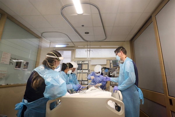 Một nhóm y tế đã đặt nội khí quản cho một bệnh nhân COVID-19 tại Trung tâm Y tế Khu vực Marian ở Santa Maria, California. Ảnh: The New York Times.
