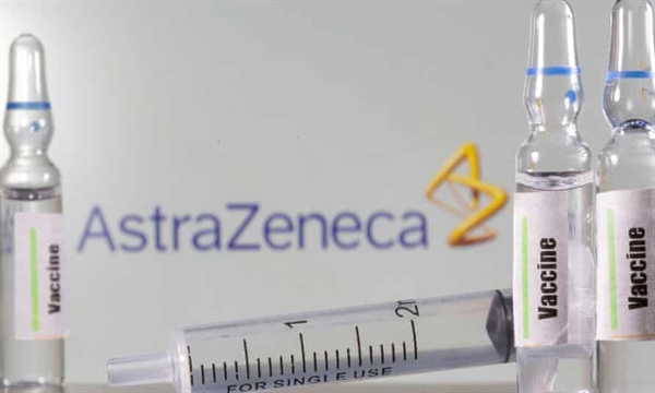 Vaccine COVID-19 AstraZeneca có thể được lưu trữ, vận chuyển và xử lý ở điều kiện lạnh thông thường (2-8 độ C) trong ít nhất 6 tháng, cho phép sử dụng dễ dàng trong điều kiện cơ sở y tế hiện có. Ảnh: Reuters.