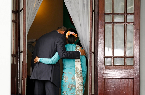 Tổng thống Mỹ Barack Obama với bà Aung San Suu Kyi tại dinh thự của bà ở Yangon vào năm 2014. Ảnh: Reuters.