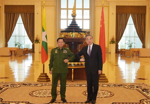Bộ trưởng Ngoại giao Trung Quốc Vương Nghị (bên phải) với Thượng tướng Min Aung Hlaing, người hiện lãnh đạo chính phủ quân sự của Myanmar tại Naypyidaw. Ảnh: AP.