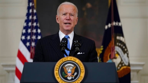 Trong bài phát biểu tại Nhà Trắng, Tổng thống Joe Biden nói rằng: “Hai trong số các công ty dược phẩm lớn nhất trên thế giới thường là đối thủ cạnh tranh của nhau đang làm việc cùng nhau về vaccine. Đây là kiểu hợp tác giữa các công ty mà chúng ta đã thấy trong Thế chiến II”. Ảnh: AP.