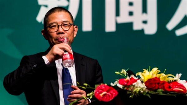 Người giàu nhất Trung Quốc Zhong Shanshan, lần đầu tiên xuất hiện ở vị trí đầu bảng với khối tài sản 85 tỉ USD), phần lớn nhờ vào giá cổ phiếu của Nongfu Spring và nhà sản xuất vaccine Beijing Wantai Biological Pharmacy Enterprise, mà ông cũng kiểm soát. Ảnh: Yeni Safak.