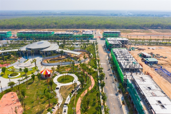 Công viên trung tâm Gem Sky Park rộng 3ha sắp sửa khánh thành, đồng thời dãy nhà phố thương mại cũng đang trong quá trình hoàn thiện (hình cập nhật thực tế cuối tháng 2/2021).