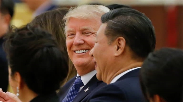 Cựu Tổng thống Donald Trump và Chủ tịch Tập Cận Bình tham dự một bữa tối cấp nhà nước ở Bắc Kinh vào tháng 11.2017. Ảnh: Reuters.