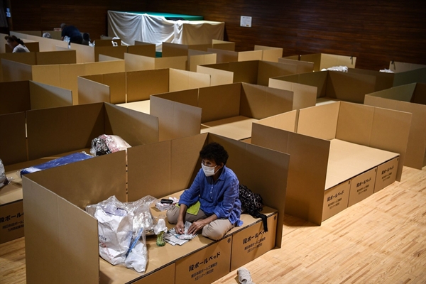 Giường carton tại một nơi trú ẩn cho người dân bị ảnh hưởng bởi lũ lụt ở tỉnh Kumamoto vào tháng 7.2020. Ảnh: AFP.