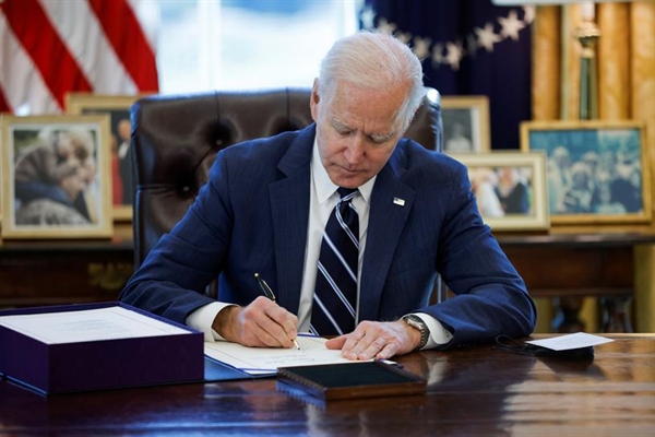 Tổng thống Joe Biden đã ký dự luật kích thích kinh tế trị giá 1.900 tỉ USD vào ngày 11.3, nhân kỷ niệm 1 năm Mỹ ngăn chặn đại dịch với một biện pháp được thiết kế để truyền tải đến người Mỹ và cải thiện hệ thống tài chính. Ảnh: Reuters.