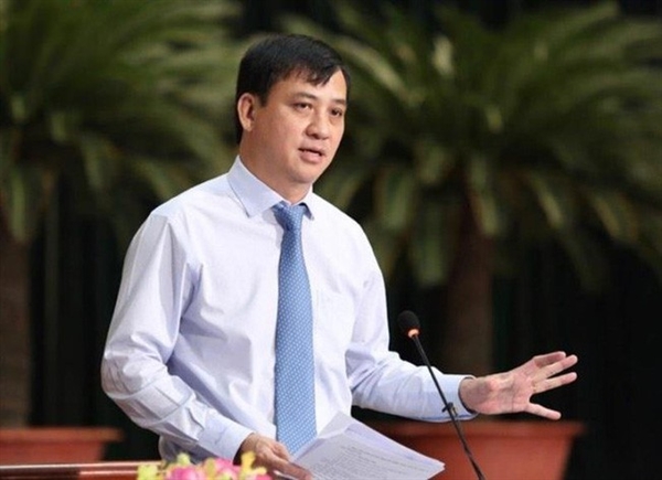 Ông Lê Hòa Bình, Phó chủ tịch Ủy ban Nhân dân TP.HCM, đã chỉ đạo các sở, ngành tiếp tục tăng cường thực hiện quy định pháp luật trong giao dịch bất động sản.
