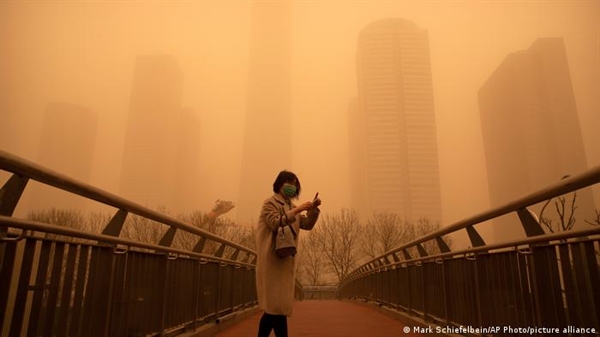 Các thành phố của Trung Quốc, đặc biệt là các thành phố phía bắc, có mức độ ô nhiễm không khí tồi tệ nhất thế giới. Ở Bắc Kinh, khói bụi là phổ biến, nhưng bão cát khiến việc hít thở cũng trở nên nguy hiểm. Ảnh: AP.