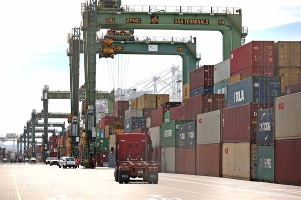 Các container vận chuyển được nhìn thấy xếp chồng lên nhau tại Cảng Oakland ở Oakland, California, Mỹ. Ảnh: TNS.