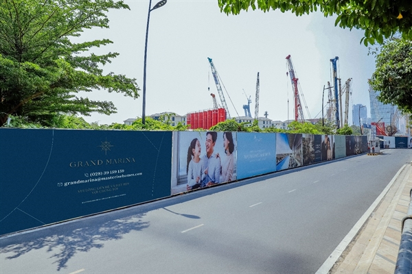 Tường rào bao quanh khu vực thi công dự án Grand Marina, Saigon trên đường Nguyễn Hữu Cảnh. Ảnh: TL.