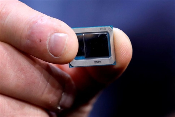 Một chip Intel Tiger Lake được trưng bày tại một cuộc họp báo của Intel trong CES 2020 ở Las Vegas, Nevada, Mỹ ngày 6.1.2020. Ảnh: Reuters.