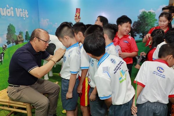 Là một đại sứ thương hiệu uy tín, HLV Park Hang Seo luôn tích cực ủng hộ các hoạt động xã hội đầy ý nghĩa của VPMilk dành cho các em nhỏ trên khắp mọi miền đất nước. 
