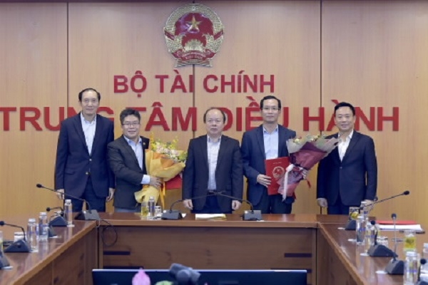 Thứ trưởng Huỳnh Quang Hải trao Quyết định bổ nhiệm Lãnh đạo Sở GDCK Việt Nam. Ảnh: Bộ Tài chính. 