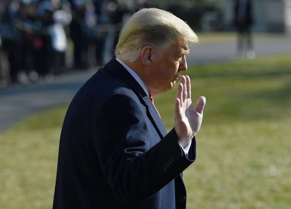 Tổng thống Mỹ Donald Trump (lúc đương nhiệm) vẫy tay chào giới truyền thông bên ngoài Nhà Trắng ở Washington vào tháng 1.2021. Ảnh: AFP.