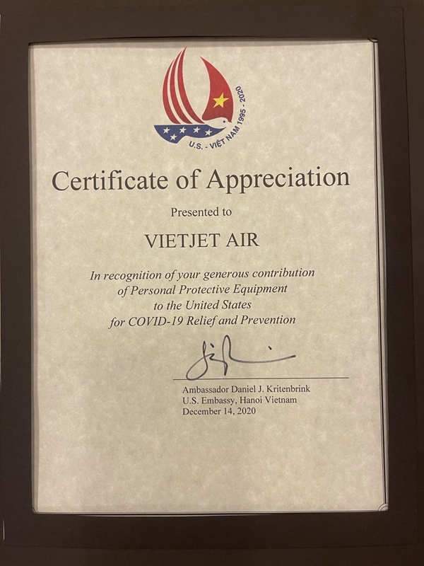 Bằng khen của Đại sứ Kritenbrink cho Vietjet vì những hỗ trợ cho Hoa Kỳ trong công cuộc phòng chống dịch Covid-19