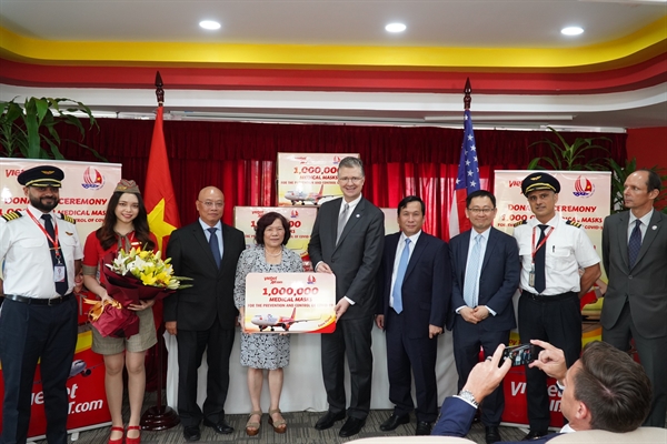 Chủ tịch HĐQT Vietjet Nguyễn Thanh Hà trao tặng 1 triệu khẩu trang cho Đại sứ Mỹ Daniel Kritenbrink tại Hà Nội