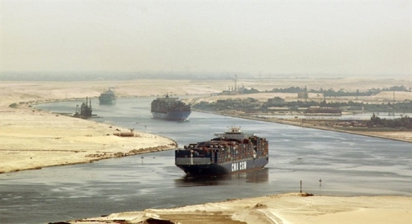 Doanh thu từ kênh đào Suez là một trong ba trụ cột chính của nền kinh tế Ai Cập. Ảnh: Los Angeles Times.