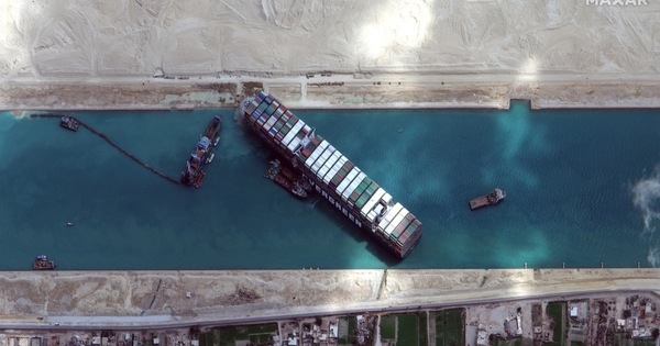 Tàu Ever Given mắc kẹt tại kênh đào Suez