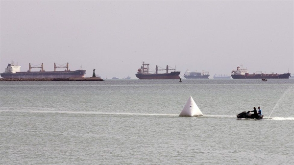 Hơn 230 tàu đang chờ để đi vào kênh đào Suez, qua đó mọi hoạt động hàng hải đã bị đình chỉ. Ảnh: EPA.