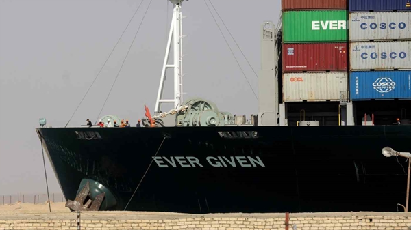 Tàu Ever Given, một trong những tàu container lớn nhất thế giới, “mắc cạn” đi qua kênh đào Suez vào ngày 29.3. Ảnh: Reuters.