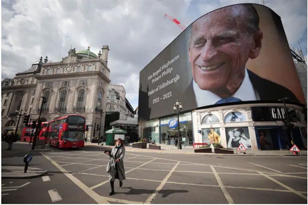 Một màn hình tưởng niệm Hoàng tử Philip trên Rạp xiếc Piccadilly ở London. Ảnh: Reuters.