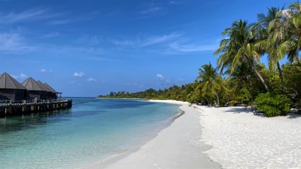 Những bãi cát trắng và làn nước trong vắt ở Maldives. Ảnh: CNBC.