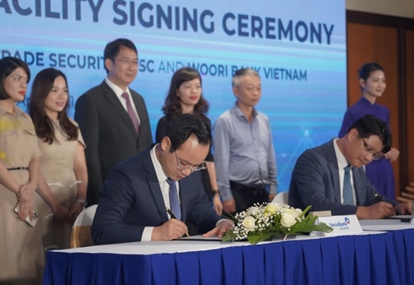 Ông Trần Phúc Vinh, Q. Tổng Giám đốc VietinBank Securities đại diện ký kết với WooriBank Viet Nam.
