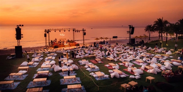 Đại tiệc âm nhạc hoàng hôn trên biển đầu tiên tại Việt Nam “Wow Ocean Show” Phú Quốc được đưa về Vinhomes Ocean Park.