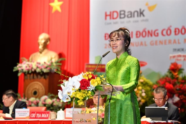 Bà Nguyễn Thị Phương Thảo – Phó Chủ tịch thường trực HĐQT trình bày Phương án phân phối lợi nhuận, kế hoạch chia cổ tức năm 2020 và Phương án tăng Vốn Điều Lệ năm 2021