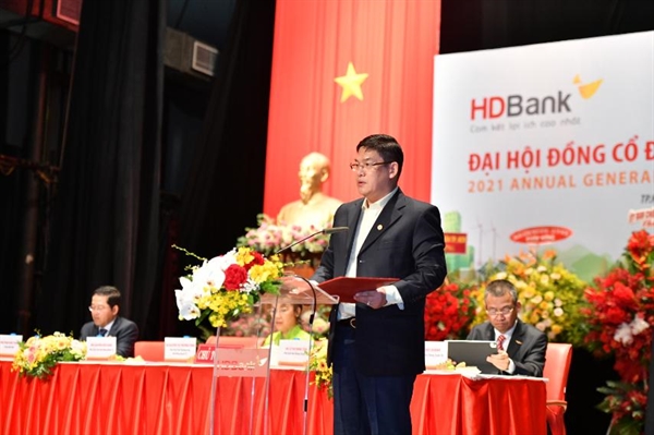 Ông Nguyễn Hữu Đặng – Phó Chủ tịch HĐQT tiếp tục trình bày Ủy quyền của ĐHĐCĐ cho HĐQT và Sửa đổi, bổ sung Điều lệ HDBank