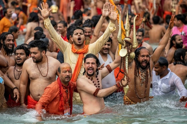 Lễ hội Kumbh Mela, một trong những lễ hội tôn giáo lớn nhất thế giới khi hàng triệu người tụ tập ngay cả khi các ca nhiễm COVID-19 đang gia tăng. Ảnh: Reuters.