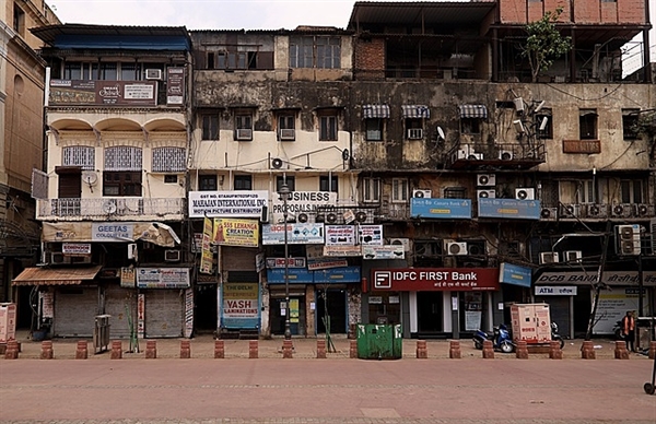 Các cửa hàng đóng cửa ở New Delhi hôm 23.4. Ảnh: Bloomberg.