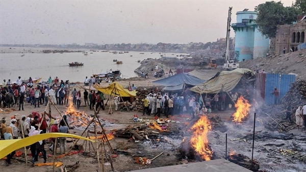 Những giàn hỏa táng đã cháy không ngừng ở Varanasi. Ảnh: BBC.