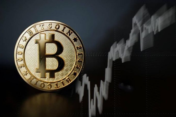 Sự tăng giá liên tục của Bitcoin cho thấy tiền ảo đang thu hút rộng rãi như một loại hình đầu tư. Ảnh: TL.