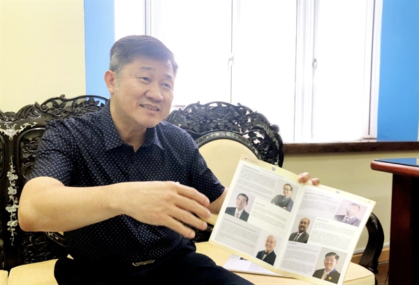 Ông Trần Hoàng, nhà sáng lập Thư viện chuyên khảo công nghệ tiếp thị, quảng cáo đầu tiên tại Việt Nam và Học viện VietnamMarcom trao đổi về nhân sự chiến lược trong ngành công nghiệp tiếp thị quảng cáo. Ảnh: Vũ Khánh.