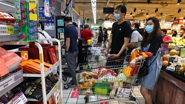Người mua sắm ở Đài Bắc tích trữ hàng tạp hóa sau khi chính phủ khuyến cáo người dân ở nhà. Ảnh: Reuters.