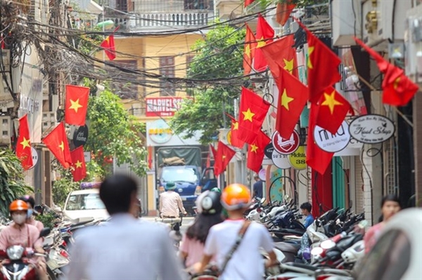 Nhiều tuyến phố treo cờ Tổ quốc để chào mừng những ngày lễ lớn của đất nước. Ảnh: Vietnam+.