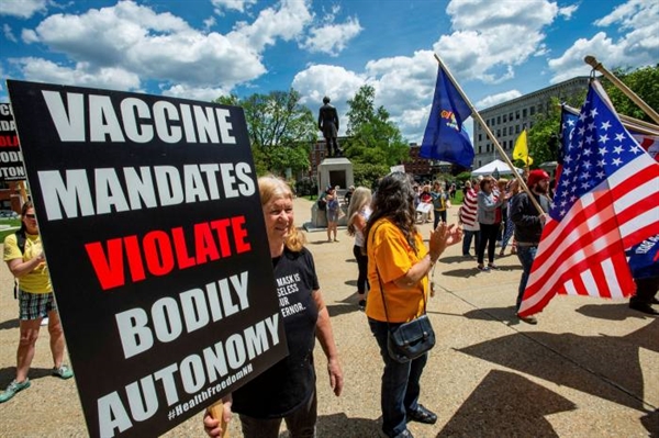“World Wide Rally for Freedom” - cuộc biểu tình chống khẩu trang và chống vaccine tại New Hampshire, Mỹ. Ảnh: AFP.
