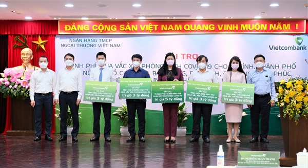 Lãnh đạo Vietcombank trao tặng